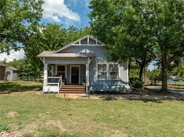 706 E Gassaway Ave, Lott, TX 76656
