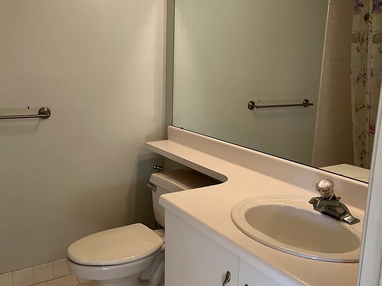 Secondary full bathroom