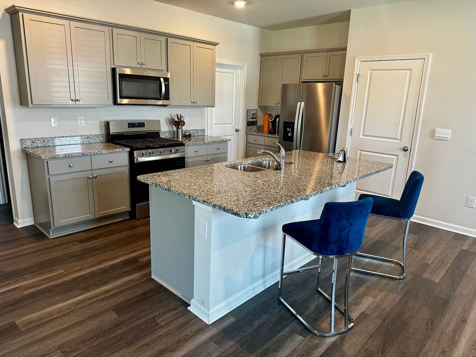 5 bed, 2361 sqft, $3,200 — Photo 4