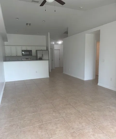 1910 SW 15th Pl — Photo 3