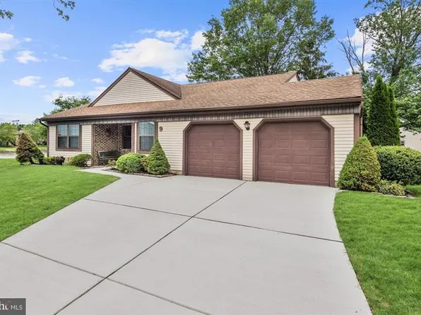 9 Marigold Ct, Mount Laurel, NJ 08054