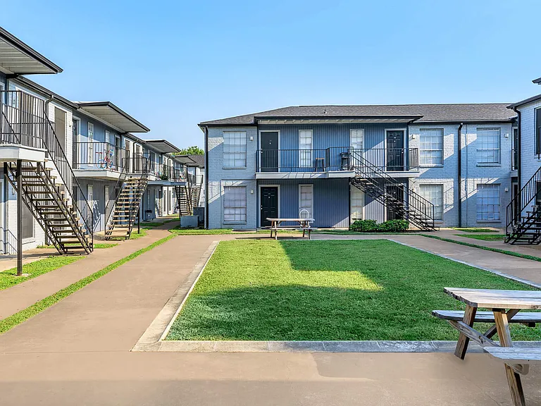 Colonial Woods Apts — Photo 17