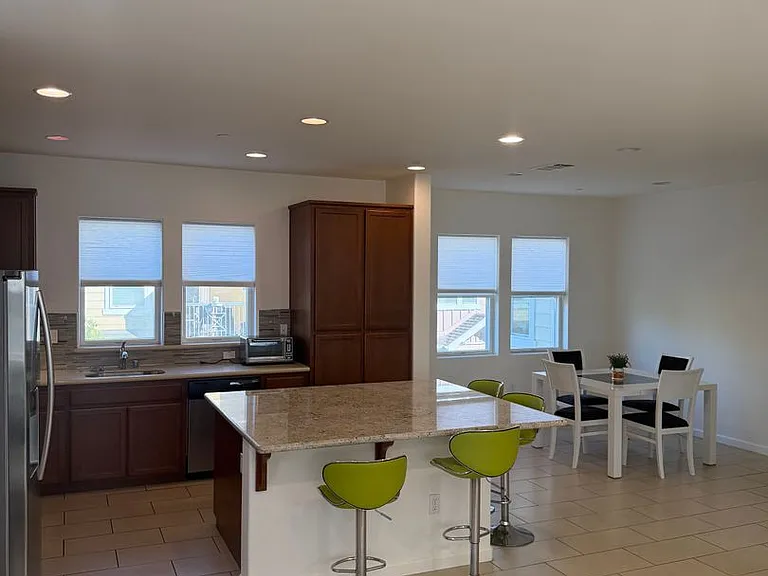 401 S Hummingbird Ln — Photo 3