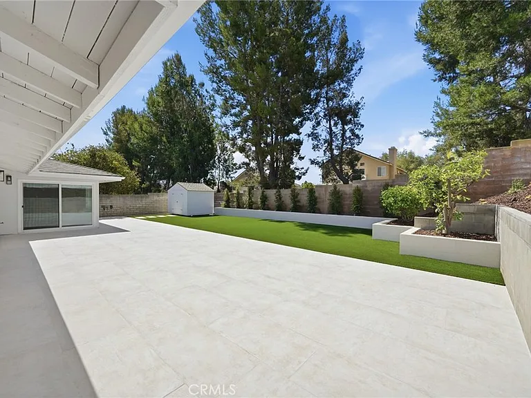 520 W Country Hls — Photo 33
