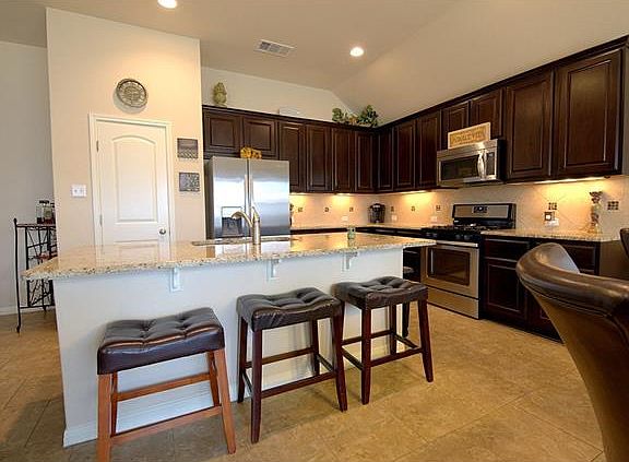3rd image of 413 Lismore St