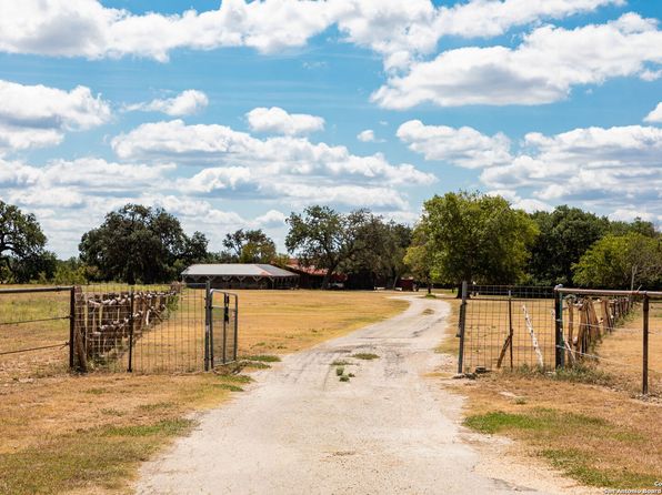 810 B&R Road, Utopia, TX 78884