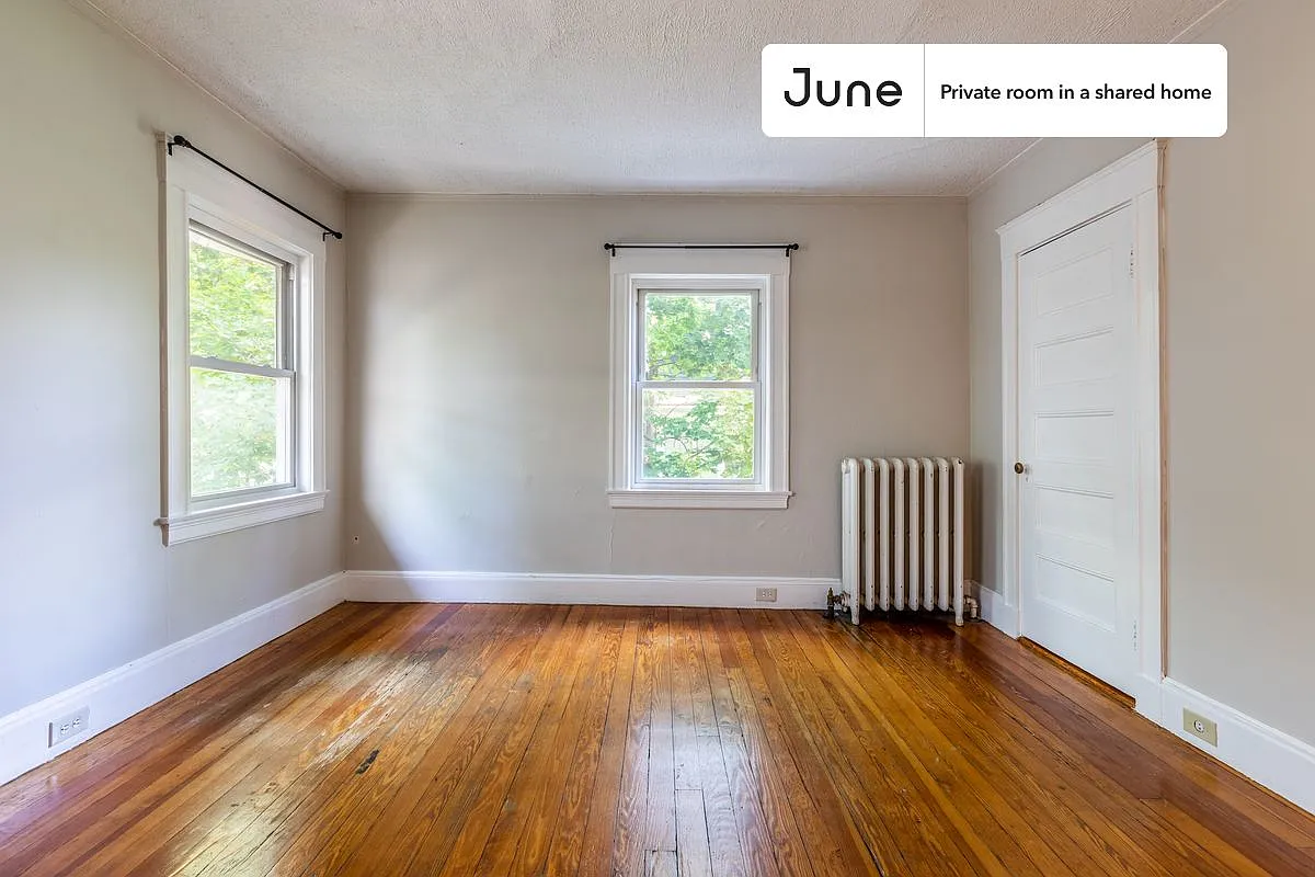 Queen bedroom in 9 bed/2 bath home in Brighton #1341 E — Photo 2
