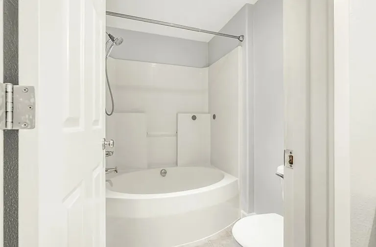 Master bedroom tub/shower