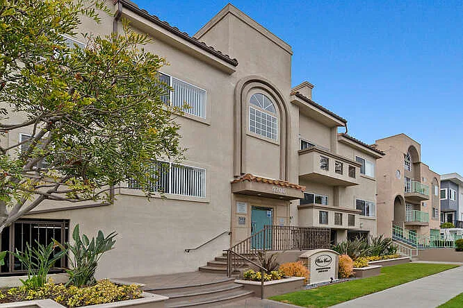 5200 Inglewood Blvd — Photo 2