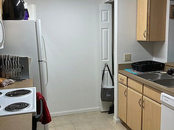 2nd image of 940 Village Trl Unit 5-203
