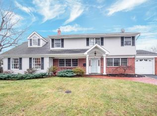 17 Hedgerow Ln, Commack, NY 11725