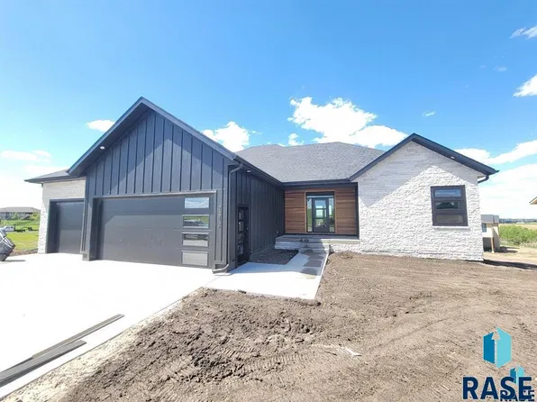 8308 E Wicker Ct, Sioux Falls, SD 57110