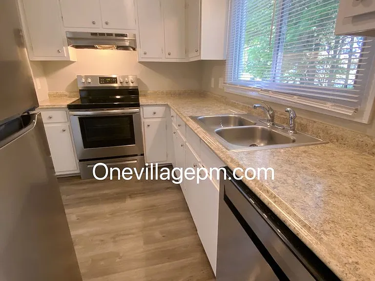 2416 Moran St — Photo 2