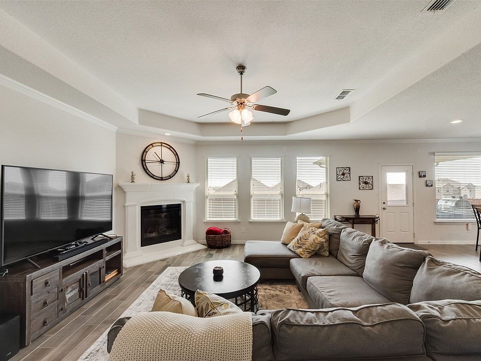 1st image of 204 Cross Fox Ln