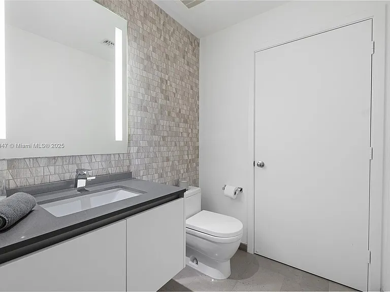 88 SW 7th St #1010 — Photo 16