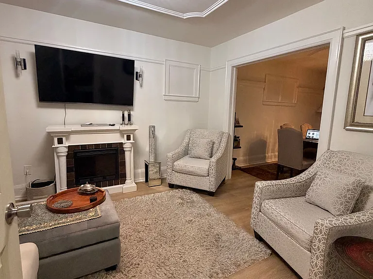 30 Bowie Ave — Photo 8