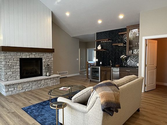 4th image of 10617 Cove Ln #8