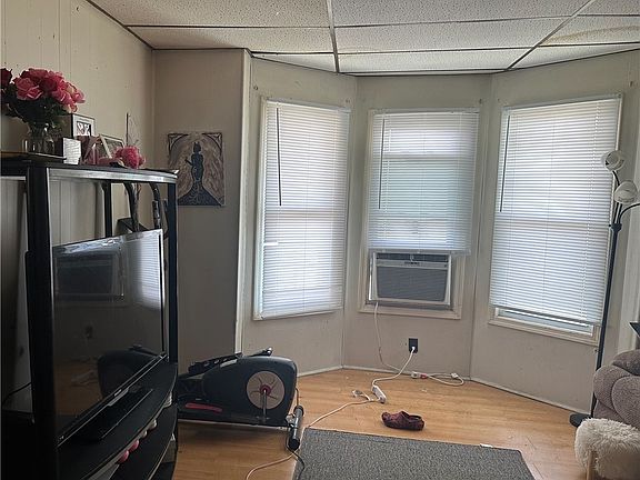 4th image of 409 S James St