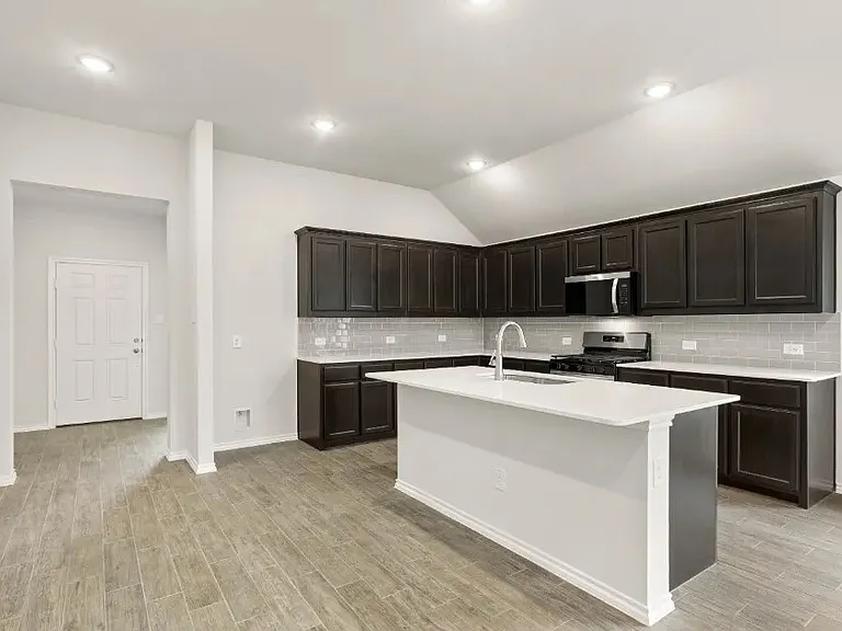 2841 Hay Ln — Photo 3