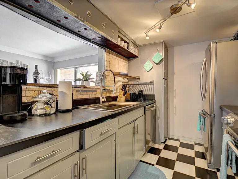 502 E Avenue J — Photo 11