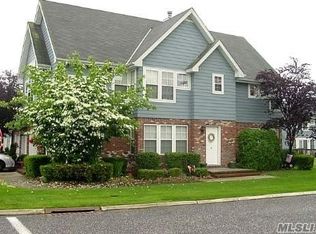 18 Maple Wing Dr, Central Islip, NY 11722