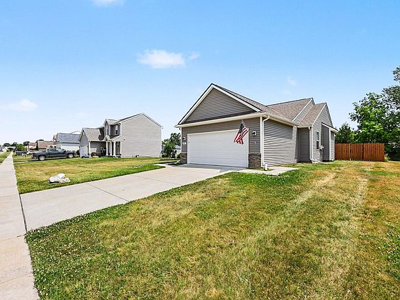 3rd image of 831 Sarah Ln