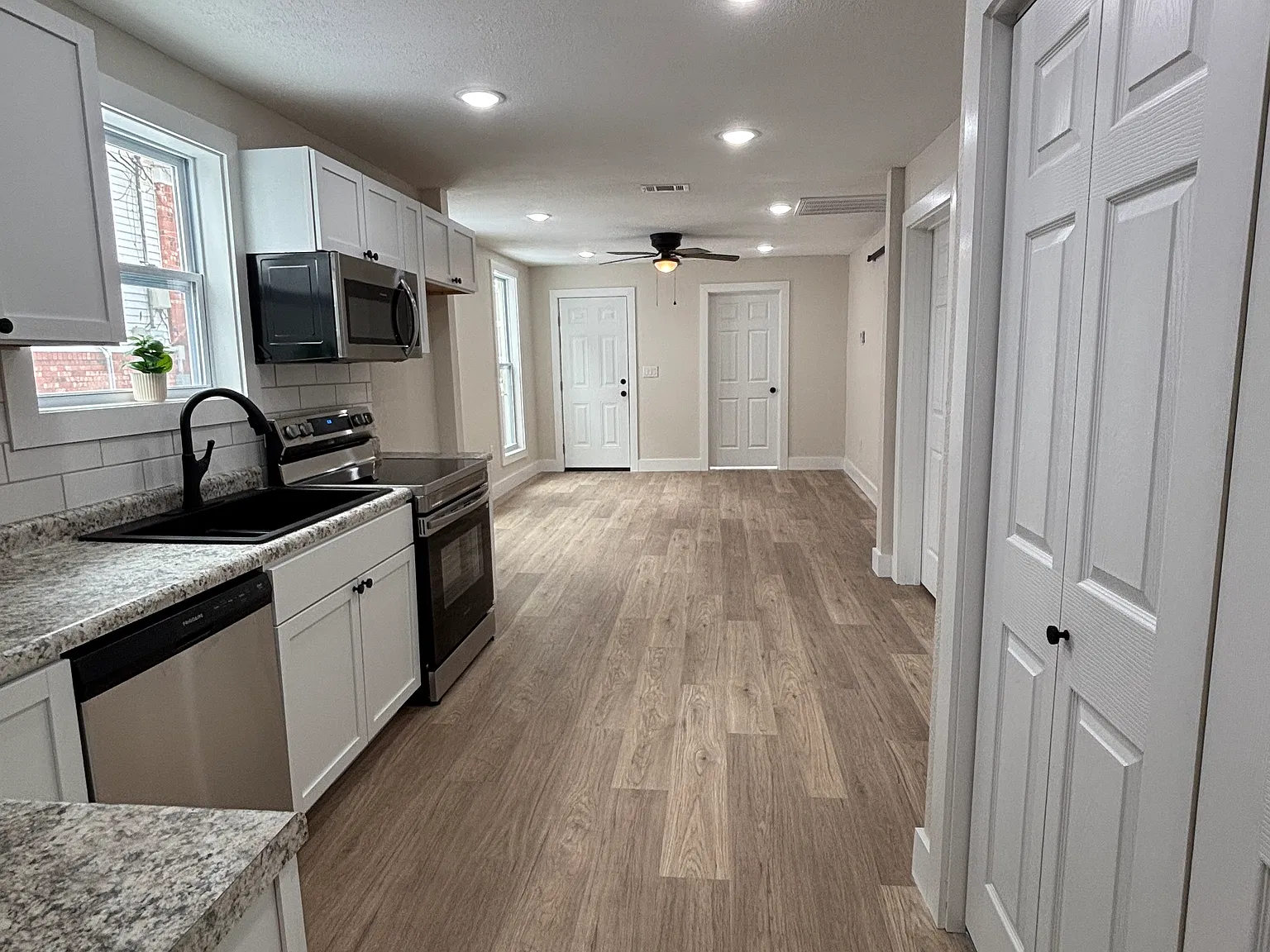 3 bed, 1037 sqft, $1,323 — Photo 4