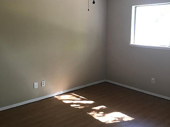 3rd image of 918 Springwood Dr