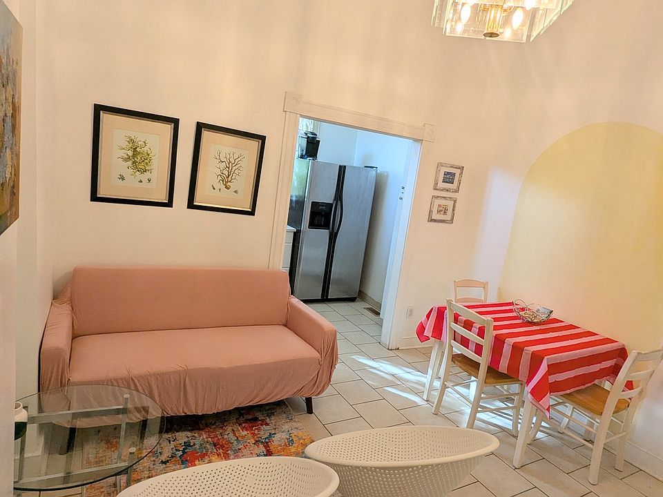 Living room, the kitchen on your left, the bedrooms and bathroom to the right of the photo...