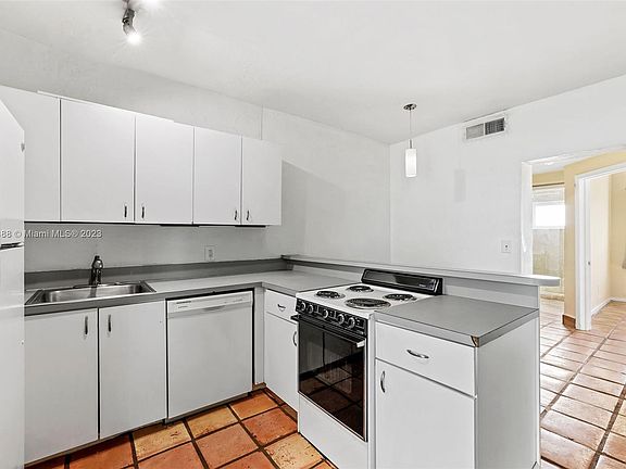 5th image of 900 Meridian Ave APT 103