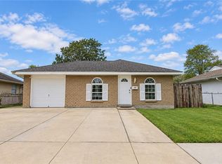 748 Oakwood Dr, Gretna, LA 70056