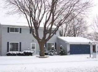 5 Walnut Dr, North Aurora, IL 60542
