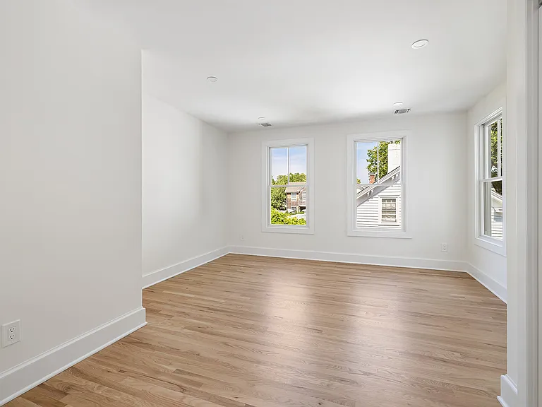 130 Bay Ave — Photo 9