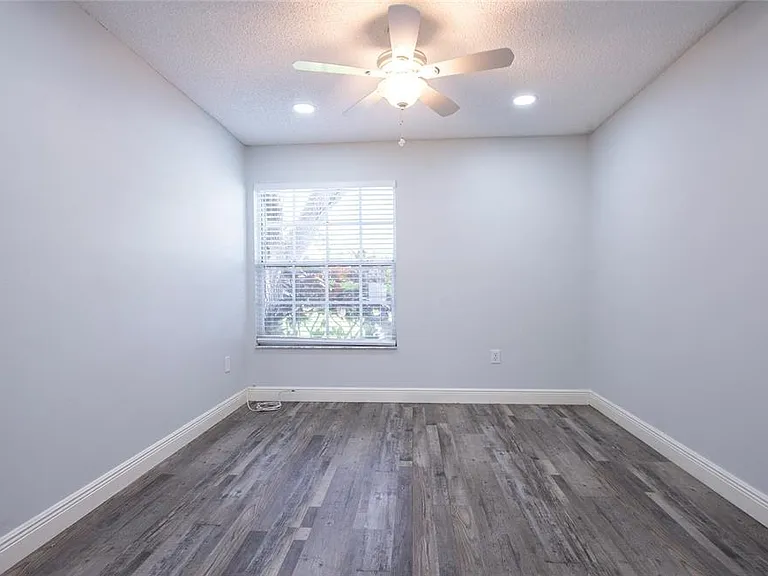 2390 Bentley Dr — Photo 29