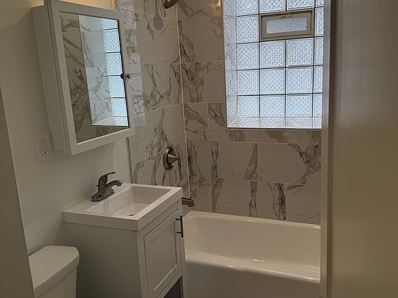 5th image of 2449 W Thorndale Ave #1W