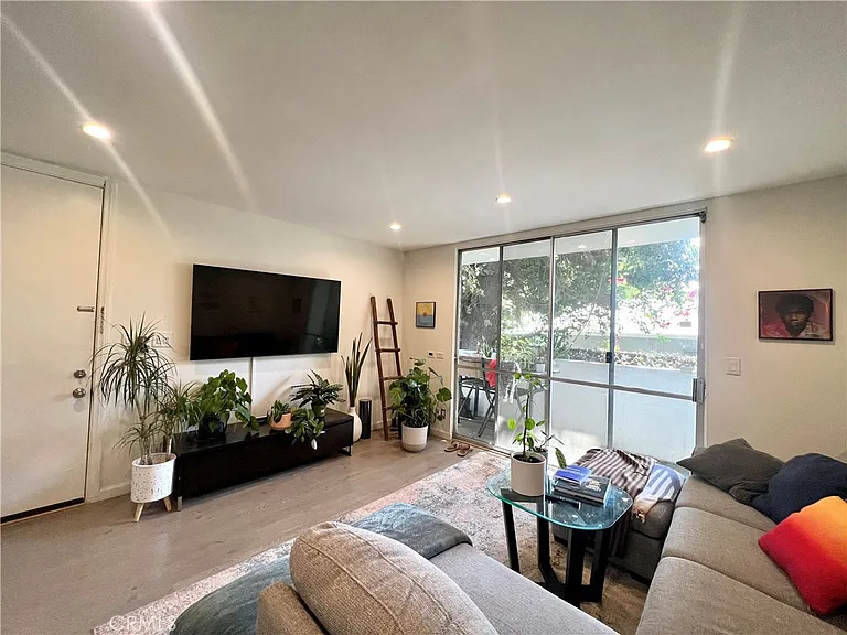 622 Westmount Dr #C — Photo 5