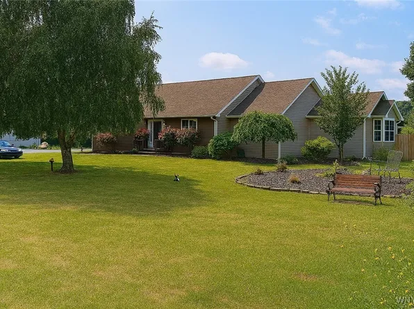 5774 Sweetland Rd, Stafford, NY 14143