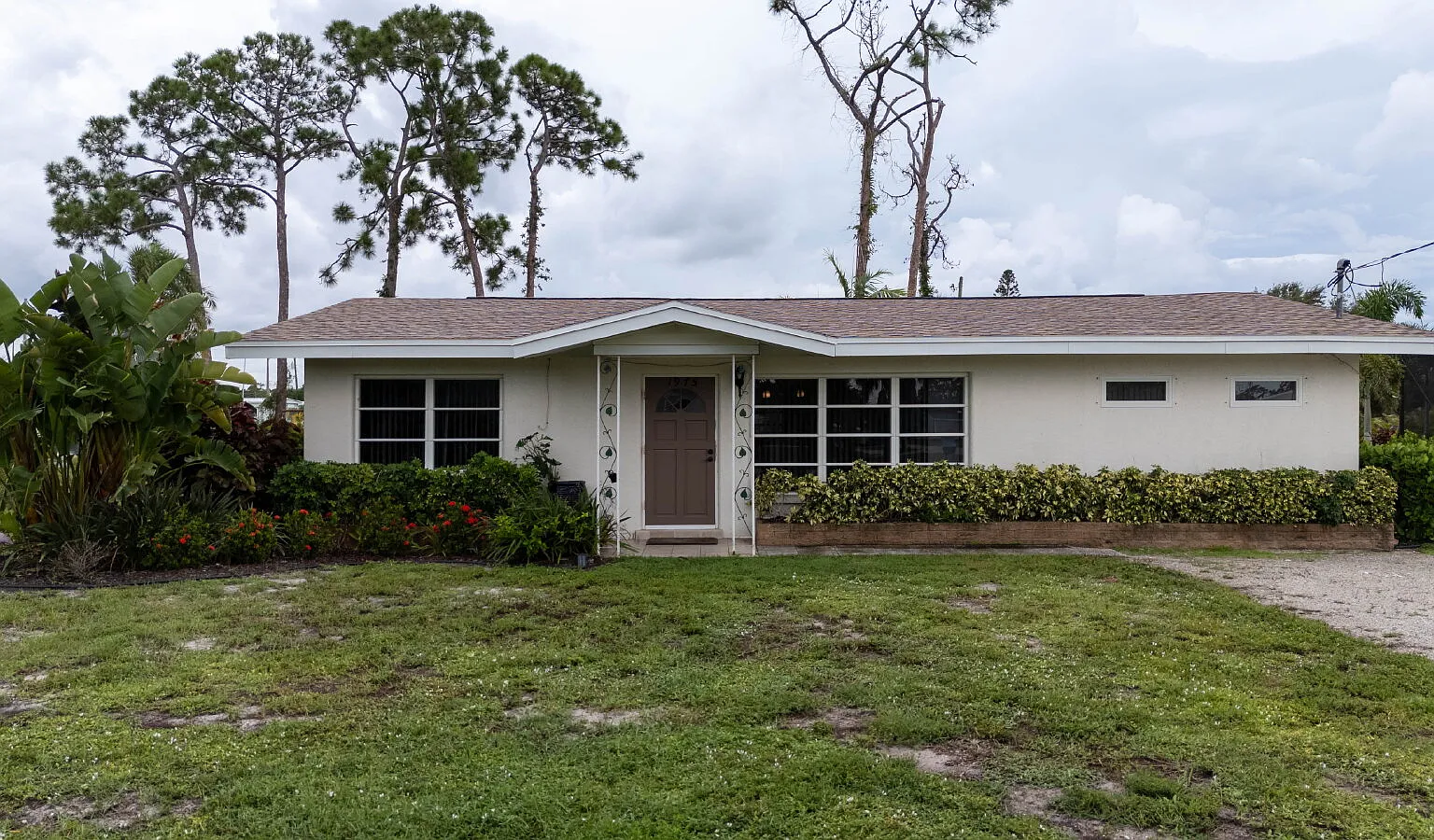 3 bed, 1.0 bath, 1144 sqft, $2,300 — Photo 1