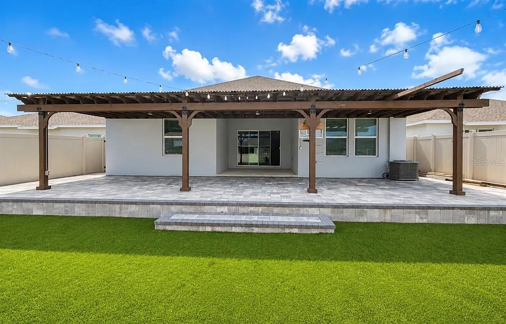 3 bed, 2.0 bath, 2160 sqft, $2,300 — Photo 4