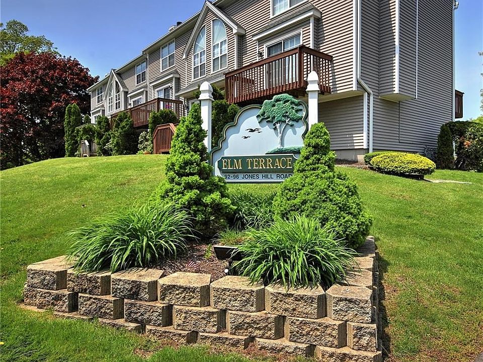 Welcome to the desirable Elm Terrace complex walking distance to the beach!