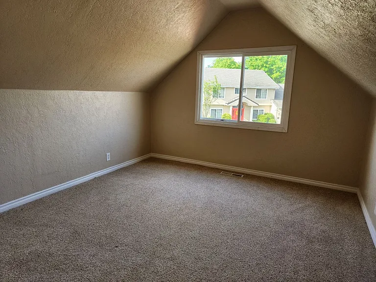 1592 Kingston Way — Photo 33