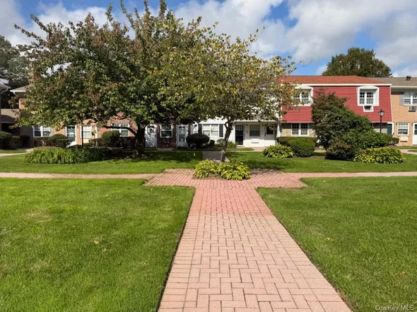 22 Springwood Drive, North Babylon, NY 11703
