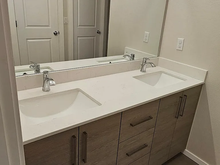 Master bathroom with 2 vanity
