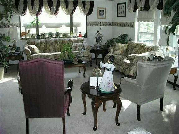3rd image of 272 Carol Ln W