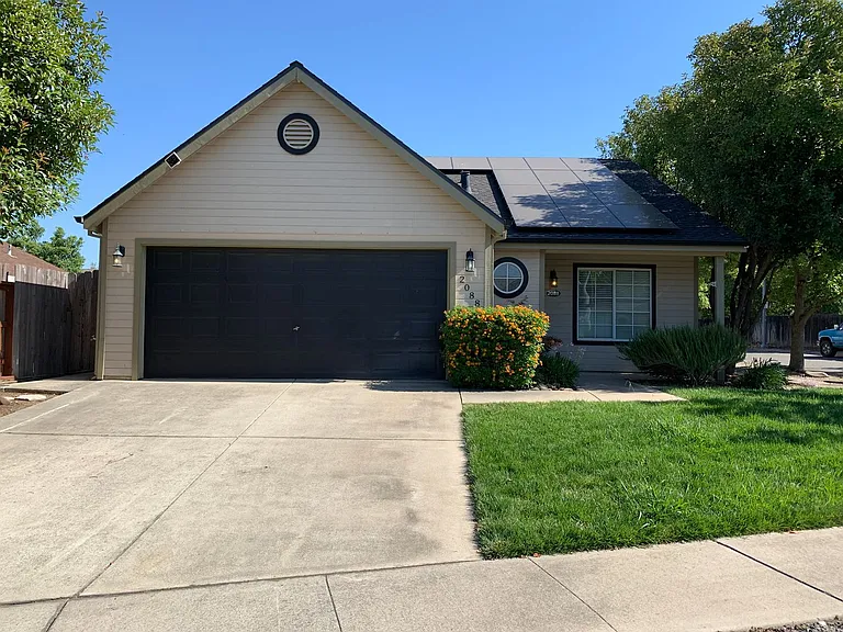 2088 Marilyn Dr — Photo 2
