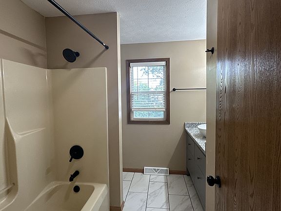 5th image of 673 Moyer Ave #673