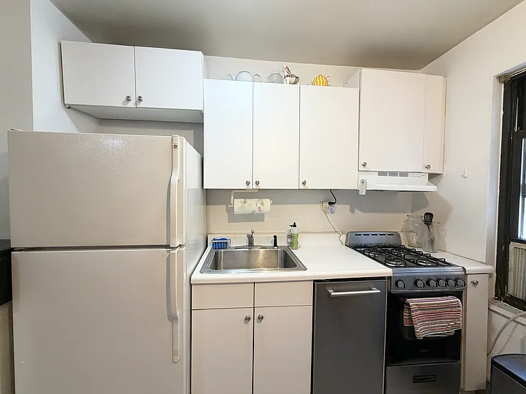 140 E 56th St #3B — Photo 7