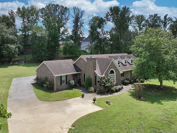 4th image of 210 The Hollows Ct