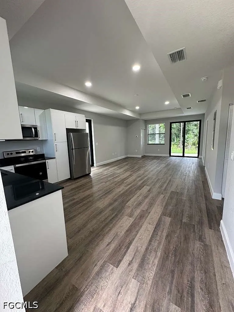 2 bed, 2.0 bath, 1042 sqft, $1,650 — Photo 2
