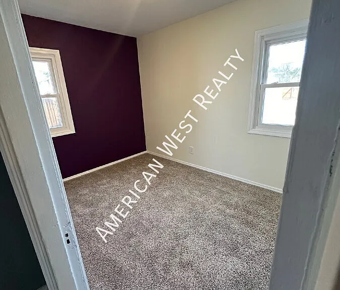 527 N Clark St — Photo 3